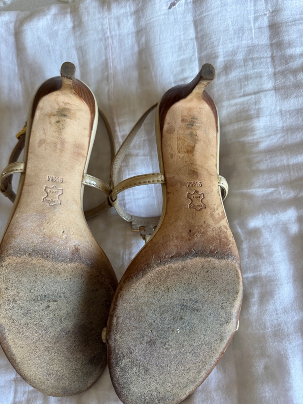 Tory Burch Beige Leather T-Strap Sandals with Gold Logo - Picture 8 of 10